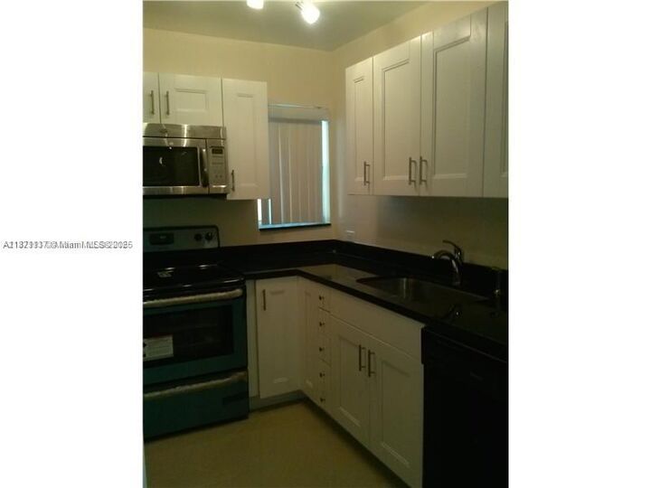Property Photo: 5614 Taylor B FL 33021