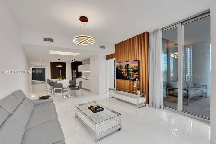 Property Photo: 851 NE 1st Ave 1411 FL 33132
