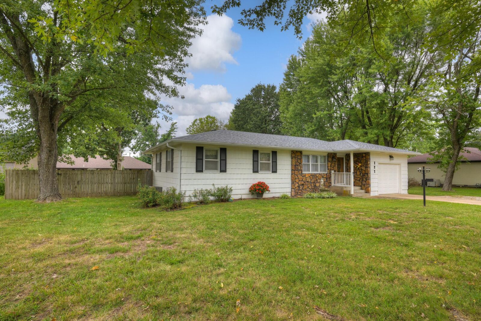 Property Photo:  121 Circle Drive  MO 65708