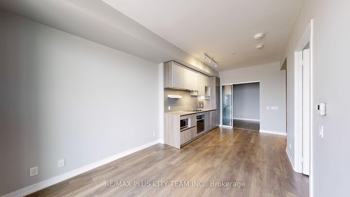 Property Photo:  950 Portage Parkway 4215  ON L4K 0J7