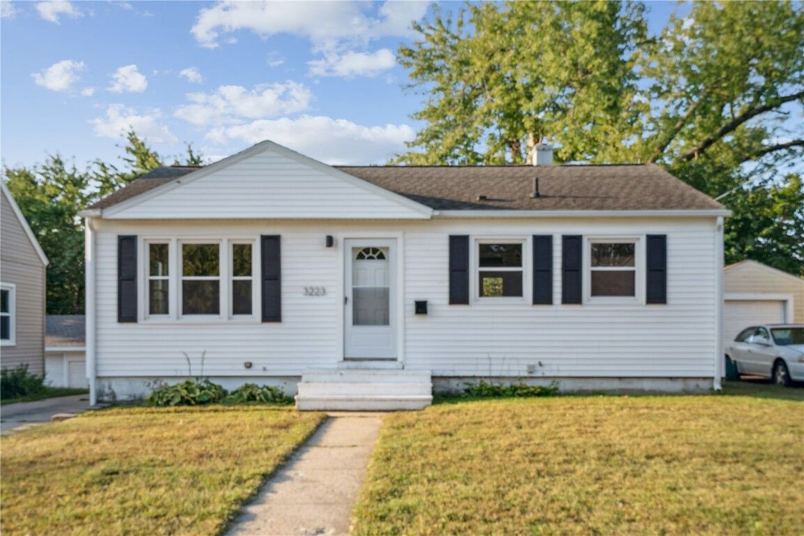 Property Photo:  3223 Mound Ave  IA 52405 