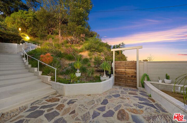 Property Photo: 8494 Cole Crest Dr CA 90046