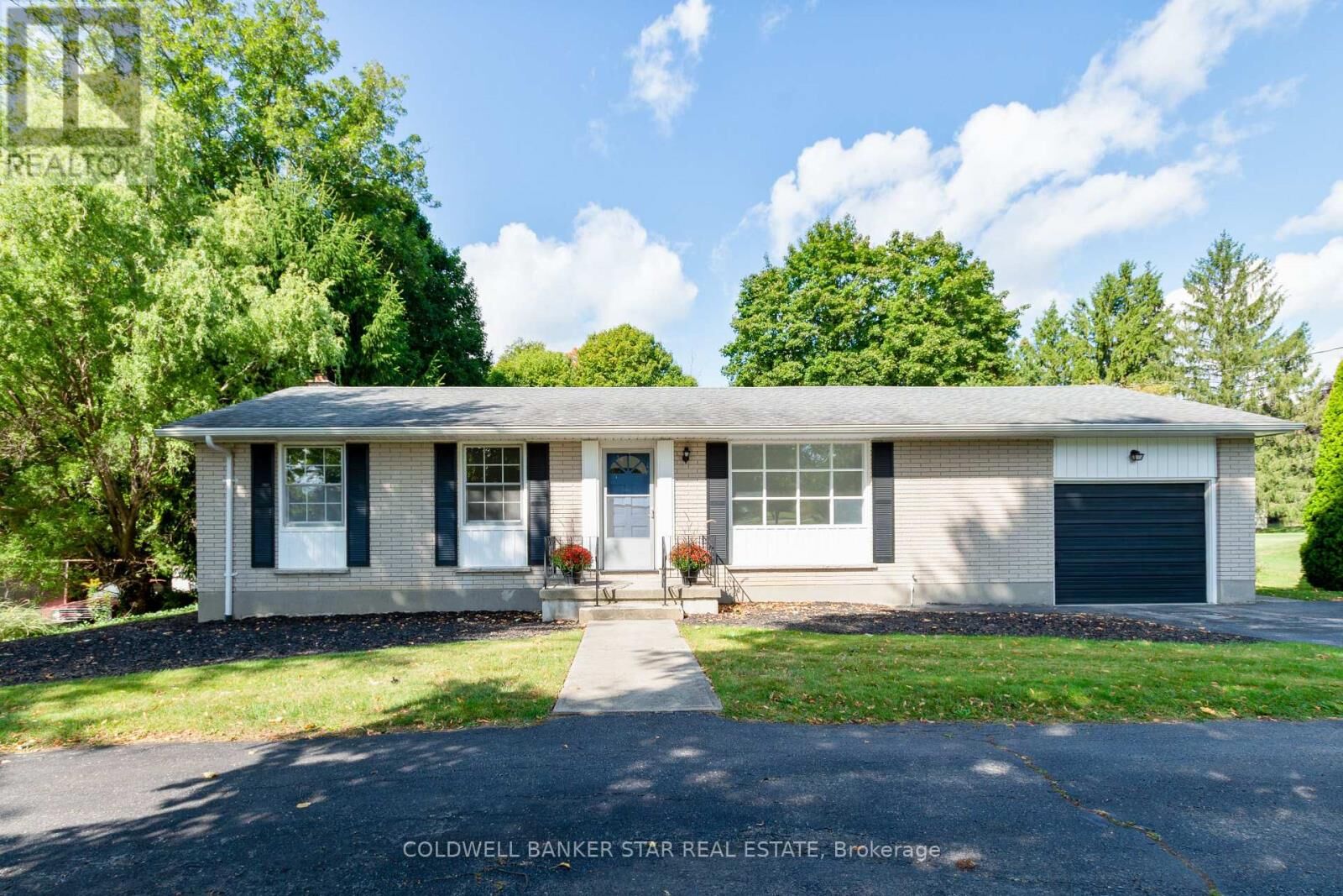 Photo de la propriété:  6361 Sunset Drive  ON N5R 3S8 