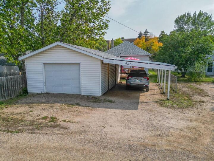 Property Photo:  926 9th Street  MB R7A 4C1 