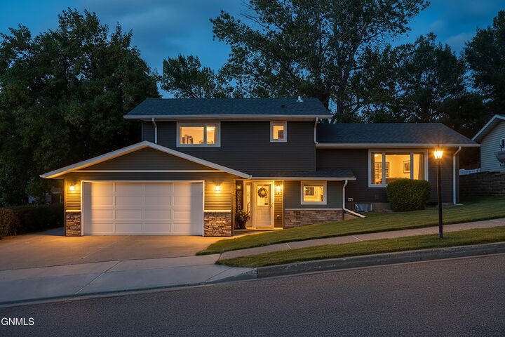 Property Photo: 703 8th Avenue NE ND 58554