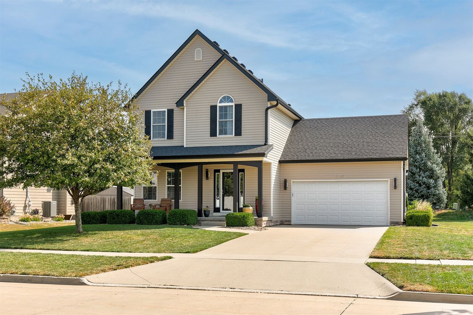 Property Photo:  1975 SE Greentree Drive  IA 50263 
