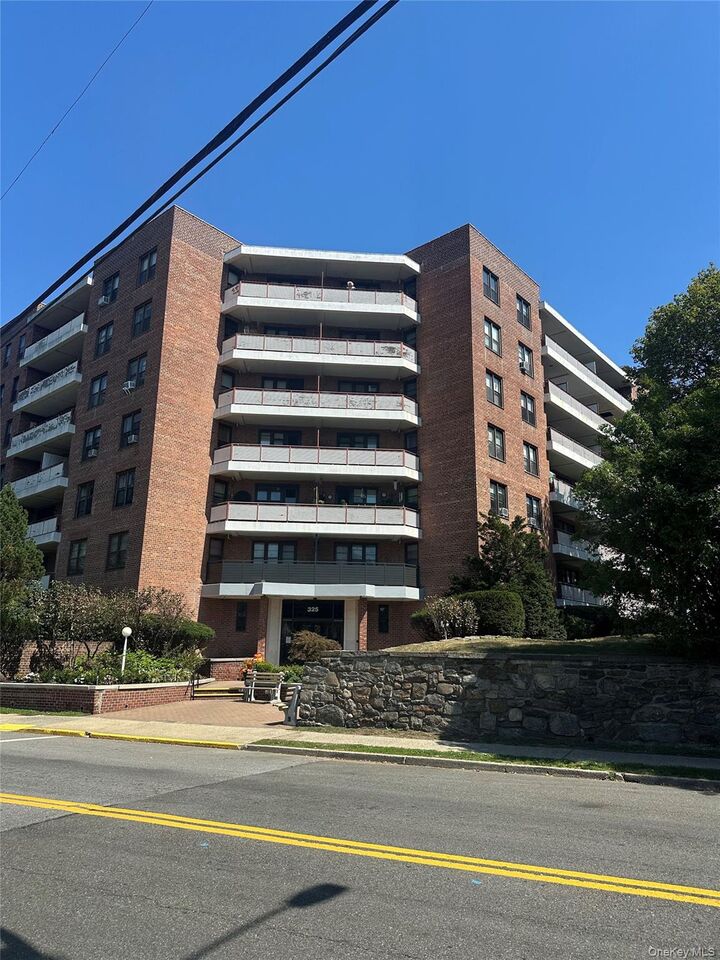 Property Photo:  325 King Street 2G  NY 10573 