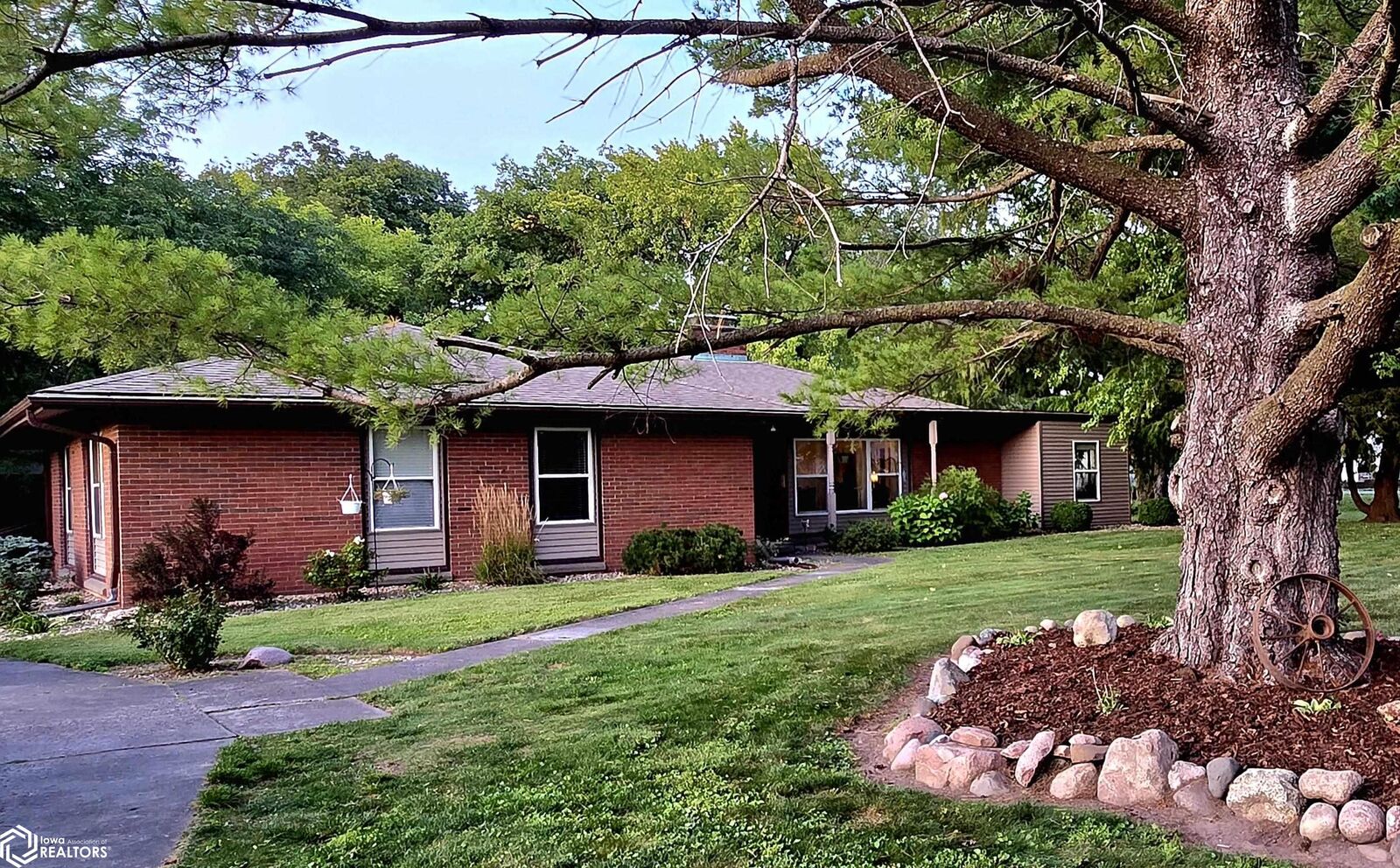 Property Photo:  2826 Sunnyside Avenue  IA 52601 