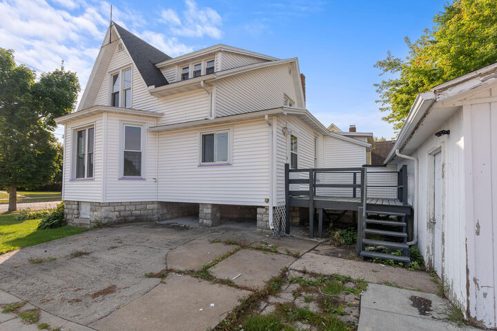Property Photo:  903 Wells St  WI 54143 