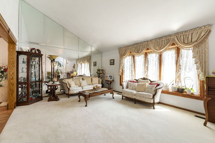 Property Photo: 748 Yorkshire Lane IL 60016