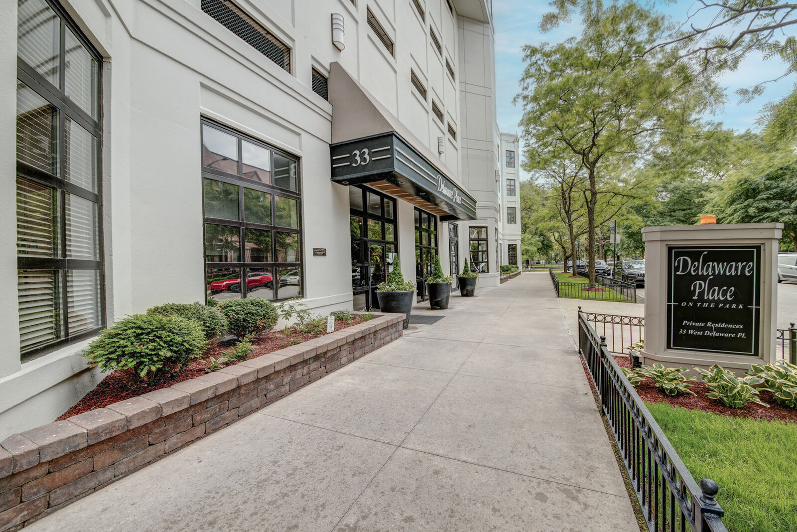 Property Photo:  33 W Delaware Place 19H  IL 60610 