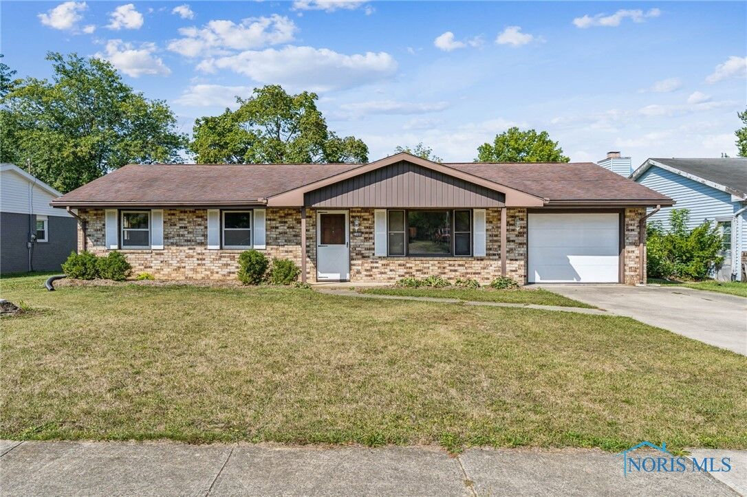 Property Photo:  2100 Candlewick Drive  OH 45840 