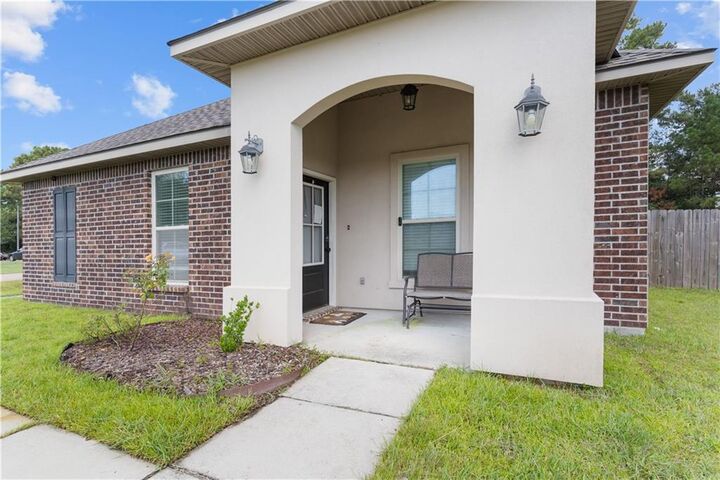 Property Photo:  1001 E Creek Court  LA 70435 