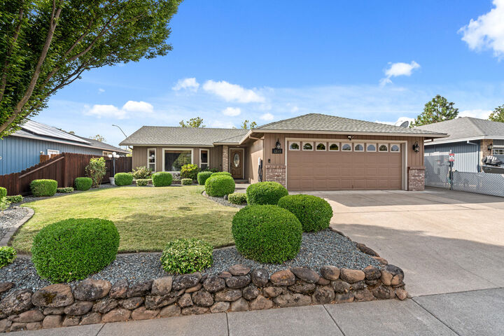 Property Photo:  1355 Kaye Street  OR 97501 