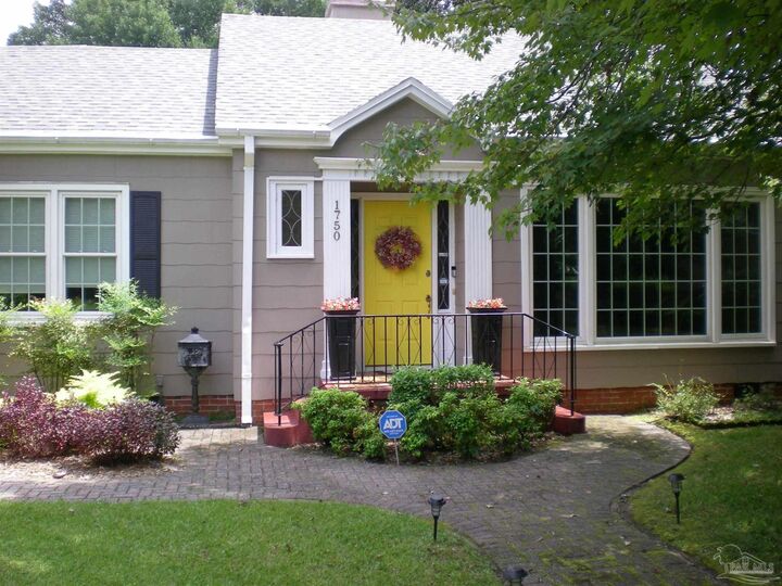 Property Photo: 1750 N Reus St FL 32501