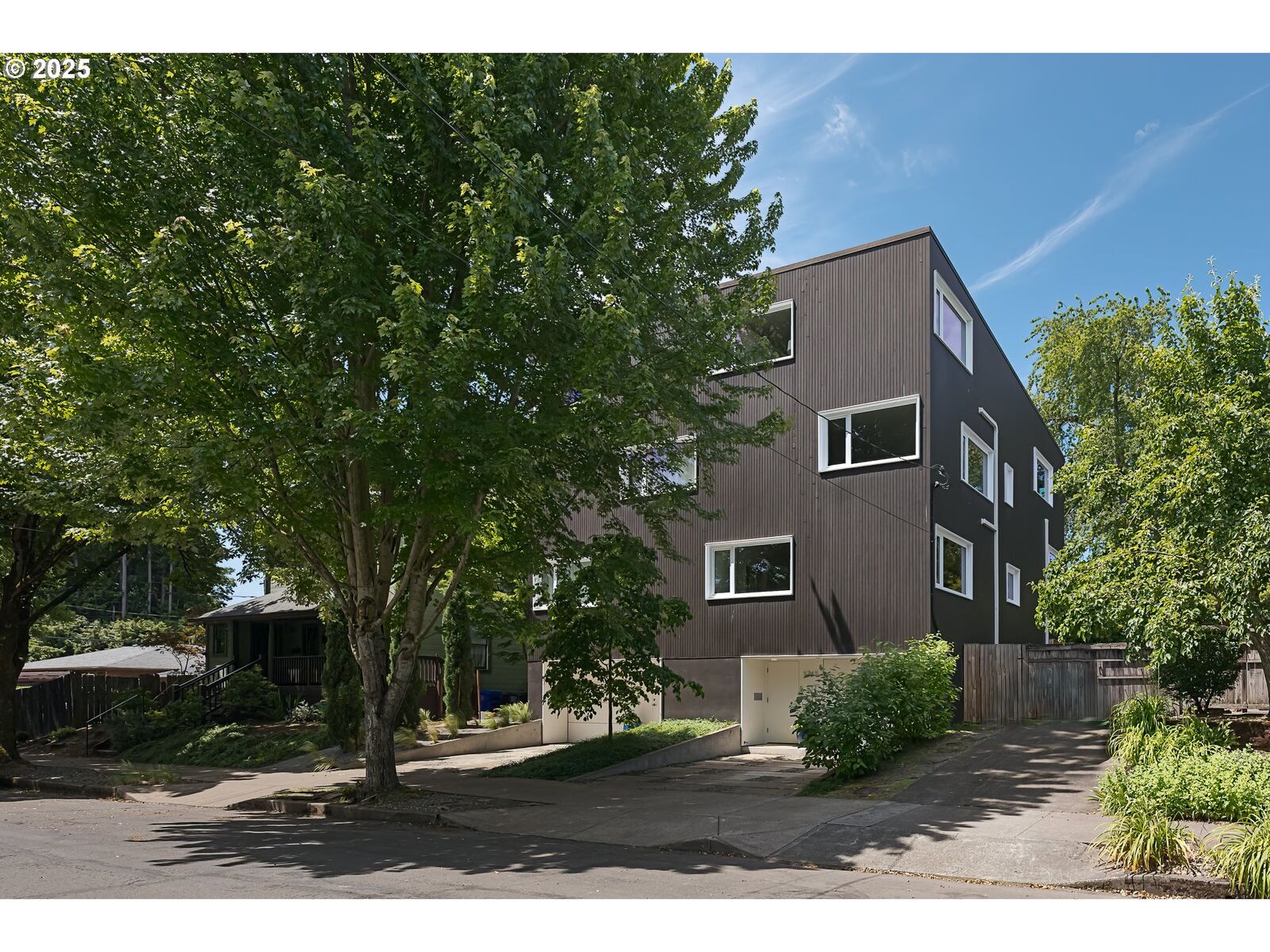 Property Photo:  3745 NE Mallory Ave  OR 97212