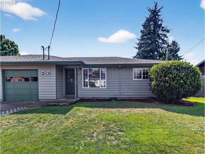 Property Photo:  3316 G St  OR 97032 