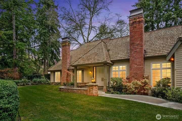Property Photo:  8150  Evergreen Lane  WA 98040 