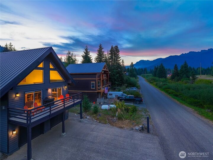 Property Photo:  891  Hyak Dr E  WA 98068 