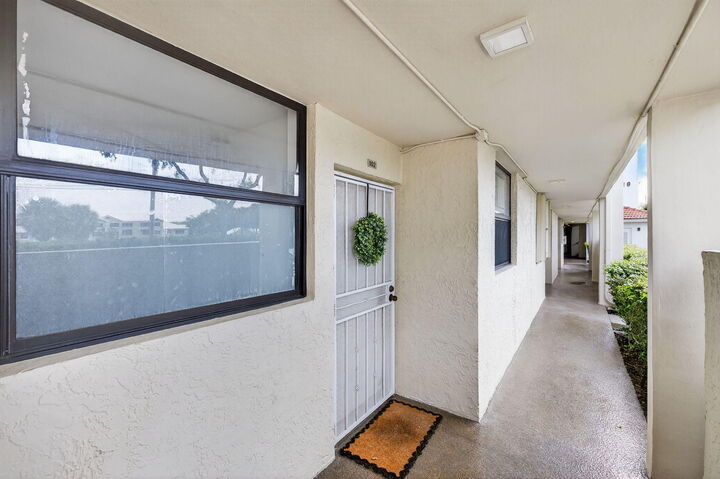 Property Photo:  118 Lake Emerald Drive 102  FL 33309 