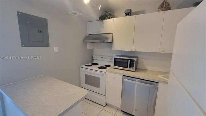 Property Photo:  1 Jacaranda Country Club Dr 104  FL 33324 