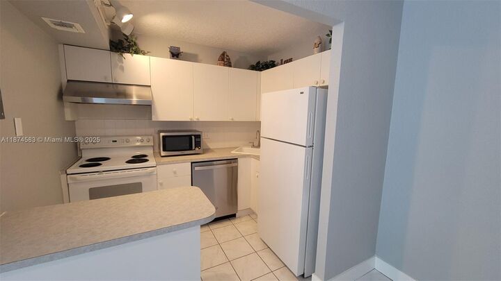 Property Photo:  1 Jacaranda Country Club Dr 104  FL 33324 