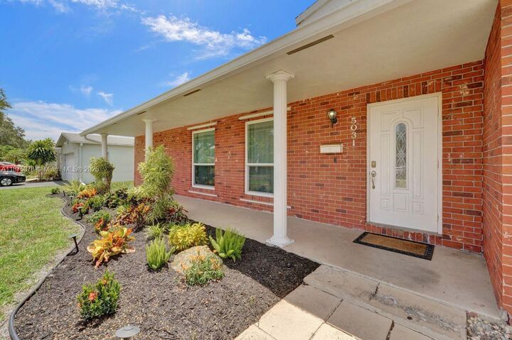 Property Photo: 5031 SW 88th Ter 5031 FL 33328