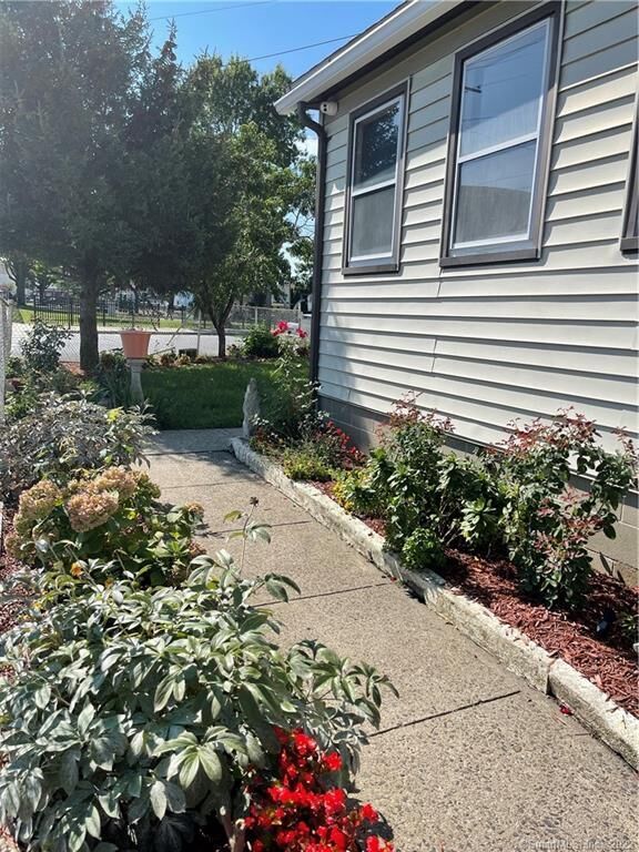 Property Photo:  115 Oak Street 1  CT 06604 