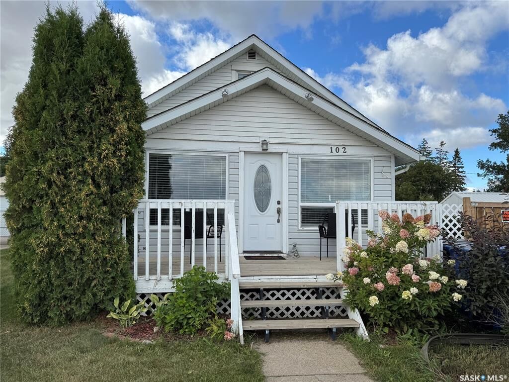 Property Photo:  102 5th Avenue W  SK S0J 0J0 