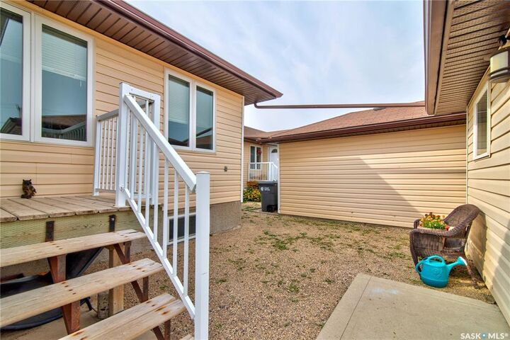 Property Photo:  207 South Front Street  SK S0G 3W0 