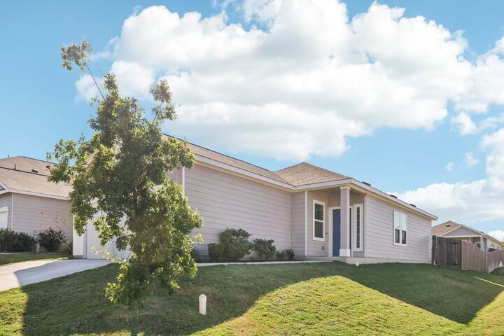 Property Photo:  19420 Cloudy Bay Drive  TX 78660 