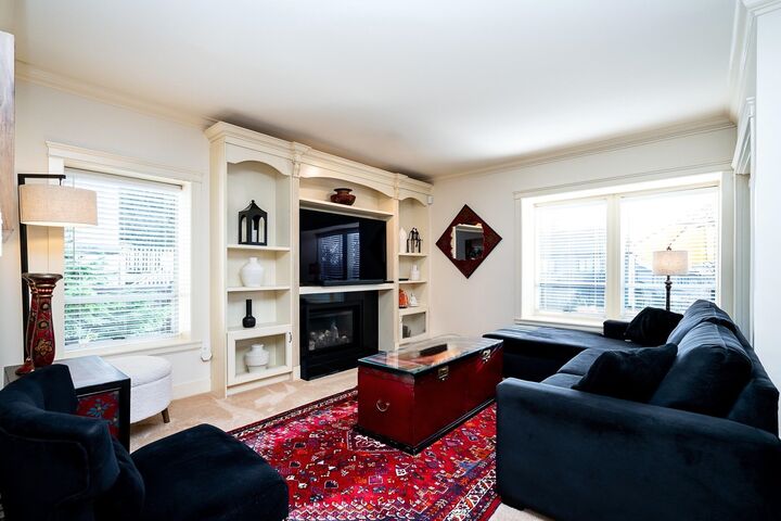 Photo de la propriété:  15160 81 Avenue  BC V3S 7B9