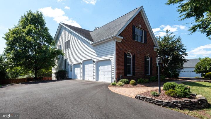 Property Photo: 5331 Chaffins Farm Court VA 20169