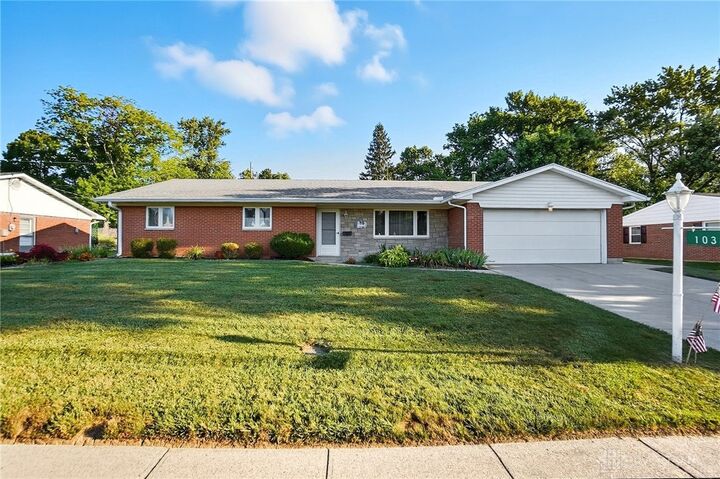 Property Photo: 1033 Georgian Drive OH 45429
