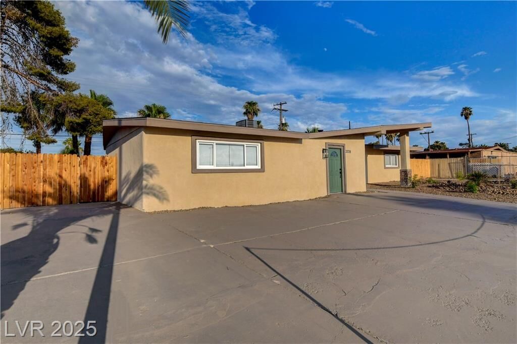 Property Photo:  3338 Oneida Way  NV 89169 