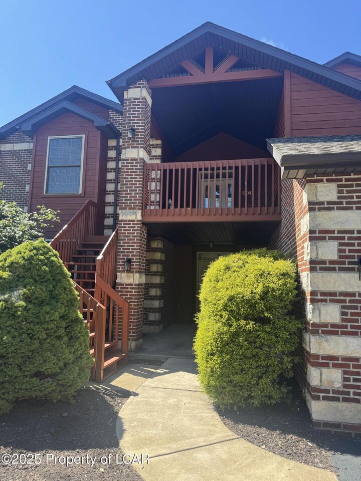 Property Photo:  1303 Country Club Drive  PA 18202 