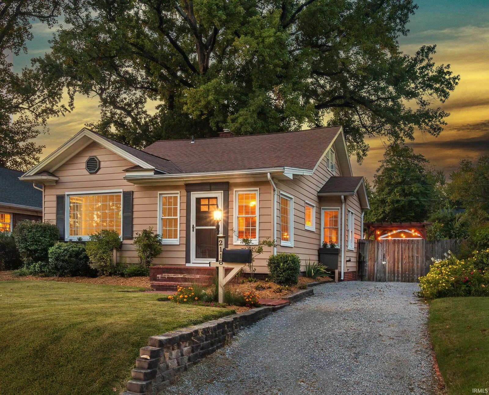 Property Photo:  2118 E Chandler Avenue  IN 47714 