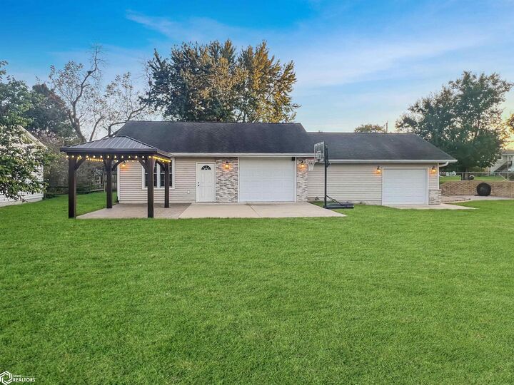 Property Photo:  2009 Briardale Drive  IA 50126