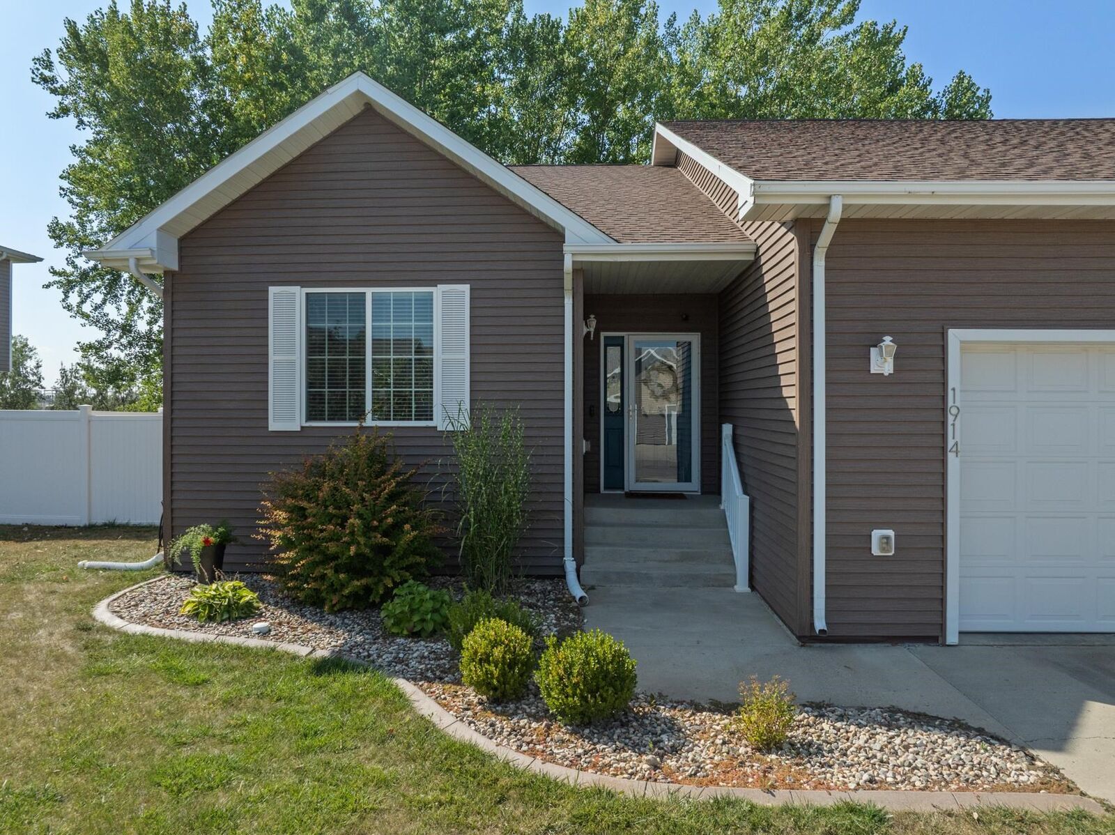 Property Photo:  1914 SW 28th St  ND 58701 