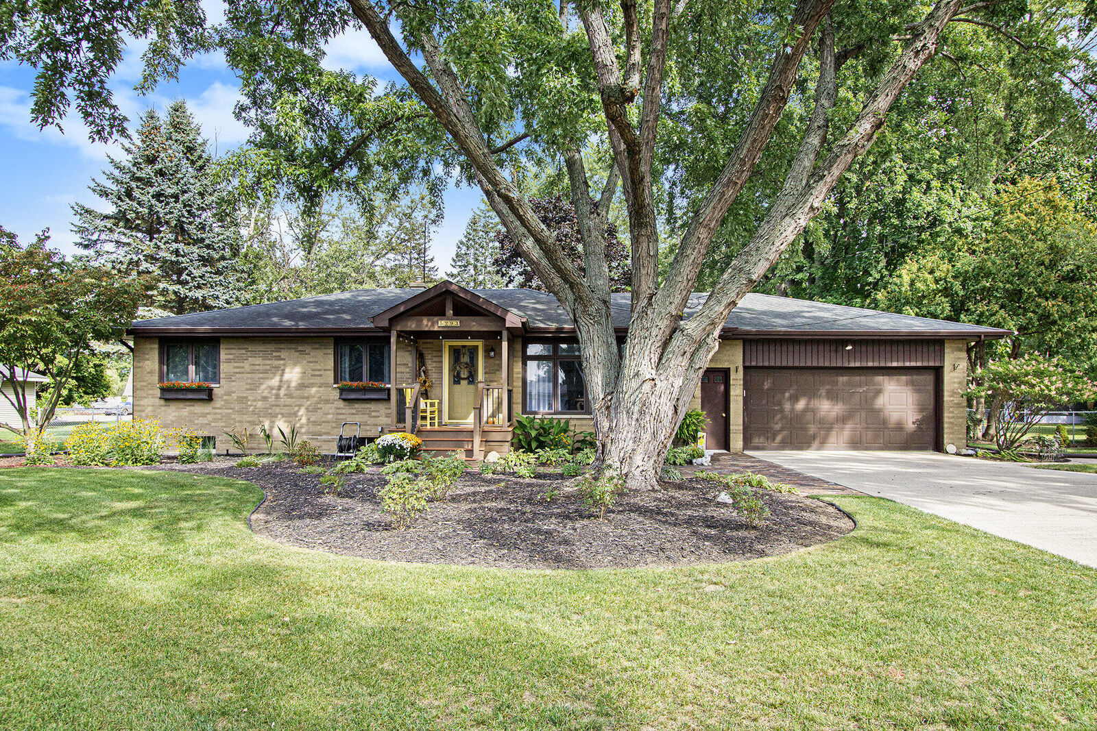 Property Photo:  5293 Washington Avenue  MI 49085 