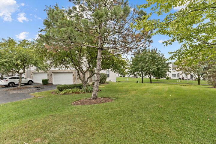 Property Photo: 69 Colonial Court IL 60107