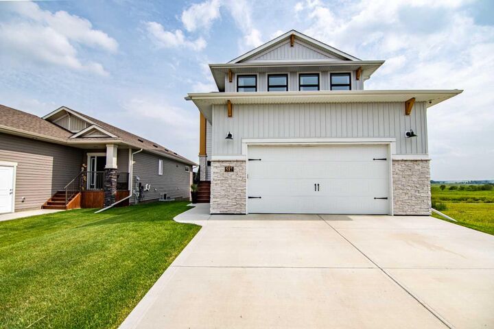 Property Photo:  587 Robinson Avenue  AB T0M 1R0 