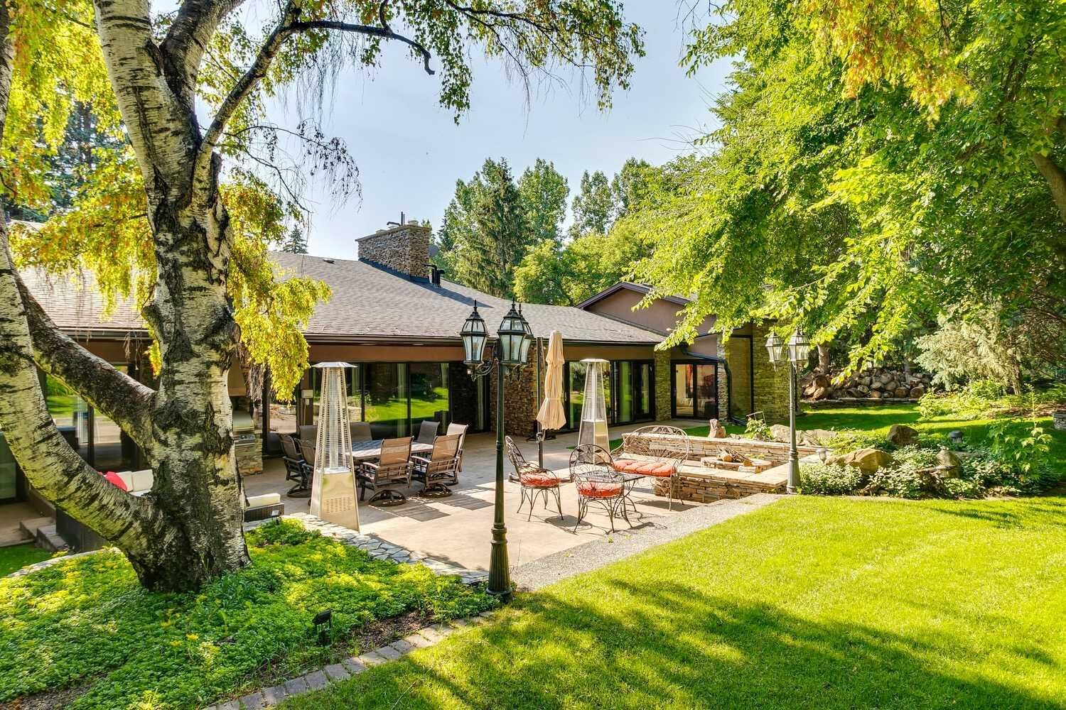 Property Photo:  40 Eagle Ridge Place SW  AB T2V 2V8 