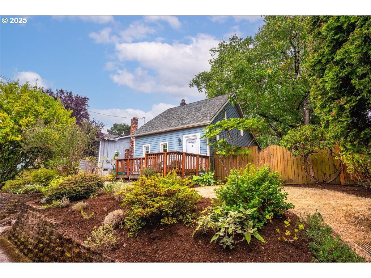 Property Photo: 4830 SE Gladstone St OR 97206