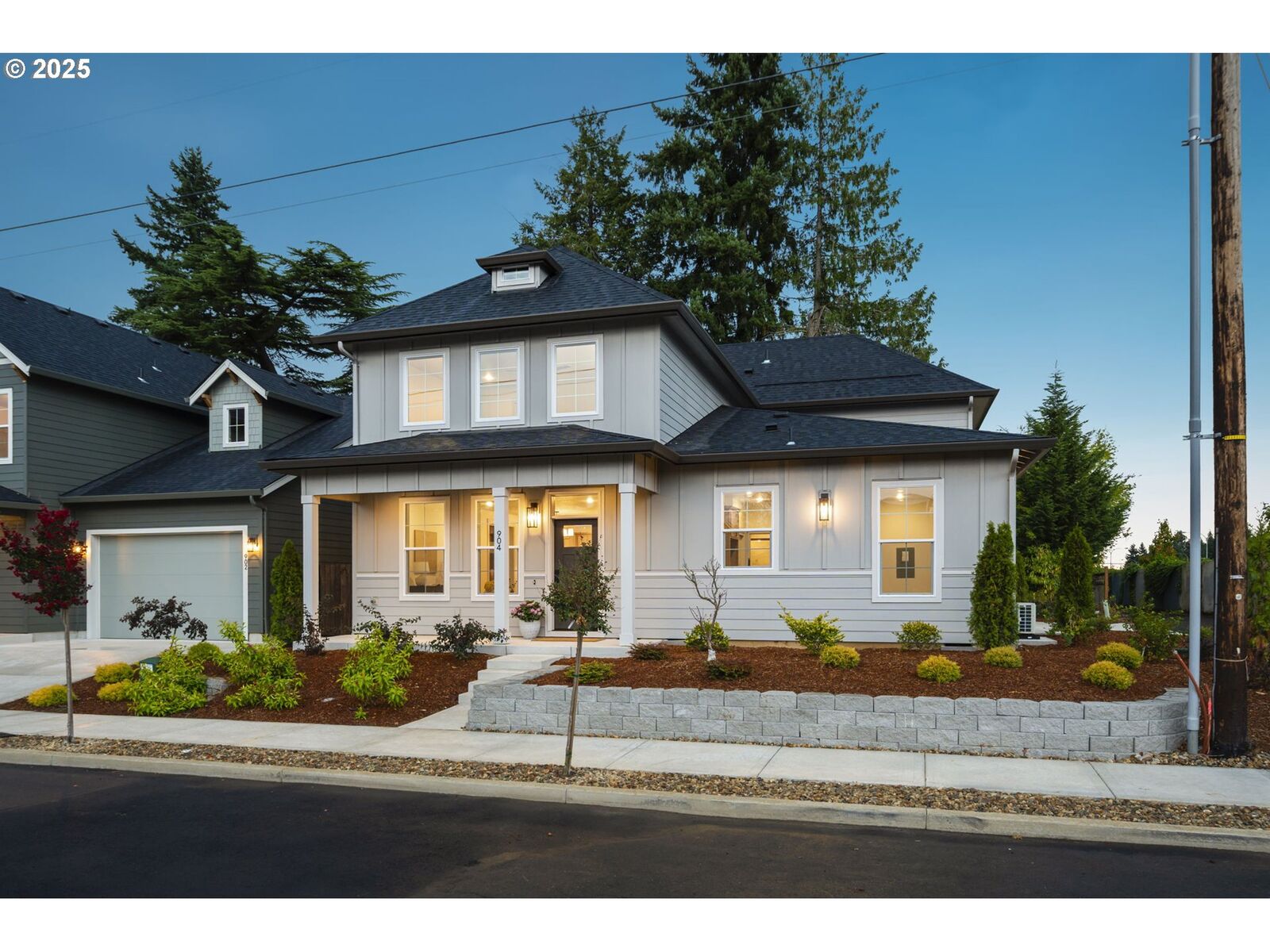 Property Photo:  904 E 30th St  WA 98663 