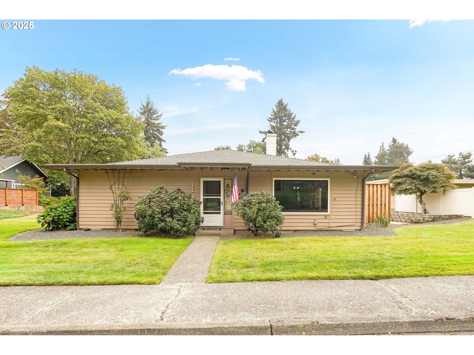 Property Photo: 1148 Karen Way OR 97304