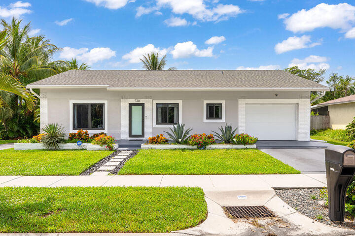 Property Photo:  728 NE 9th Avenue  FL 33435 