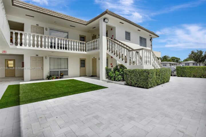 Property Photo:  5420 Hollywood Blvd 202  FL 33021 
