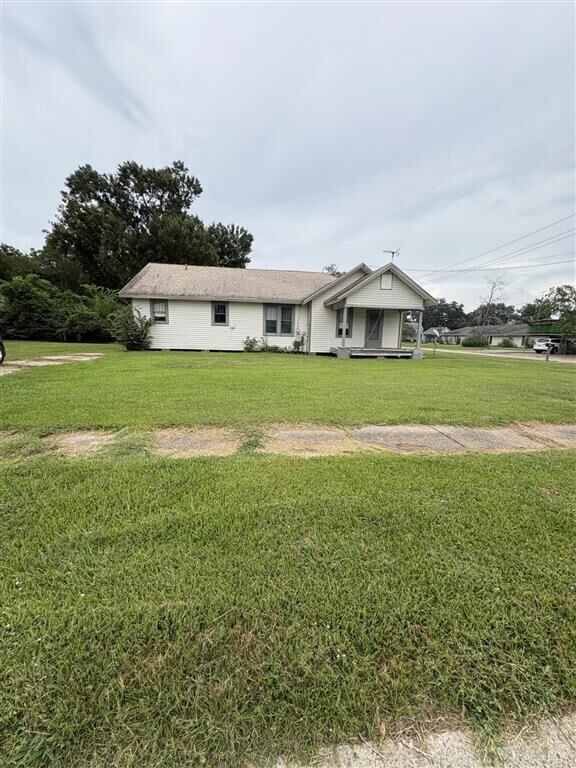 Property Photo: 304 W Nichols Street W LA 70591