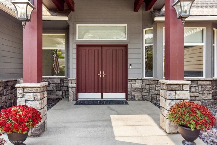 Property Photo: 1305 N King James Ln WA 99019